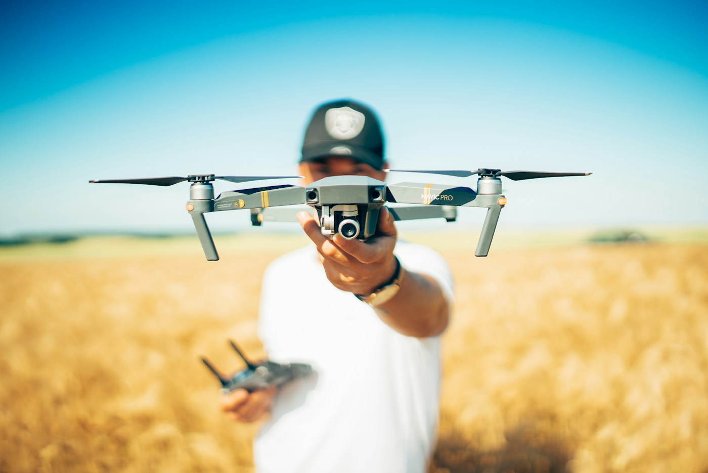 Sahada profesyonel dron uçuşu gerçekleştiren operatör